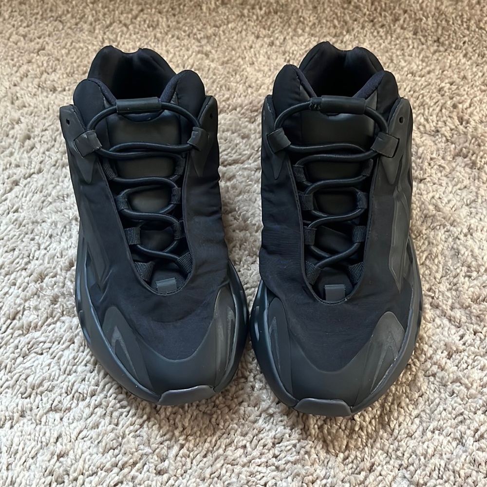 Yeezy Boost 700 MNVN 'Triple
Black'
